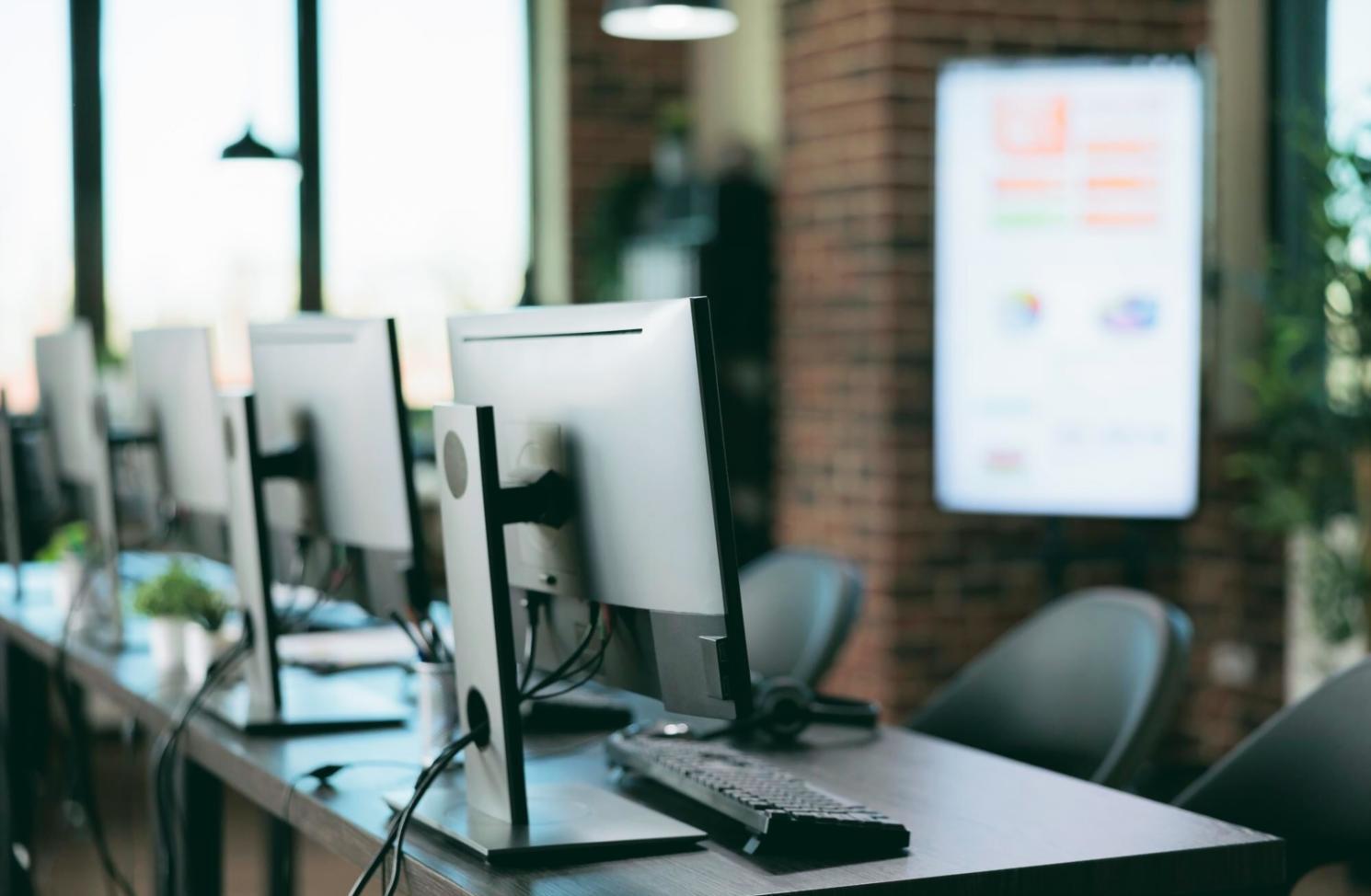 Étudiants internationaux travaillant ensemble dans un environnement d'apprentissage moderne